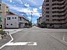 外観：前面道路含む現地写真