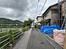 外観：北西側道路　西から東方向