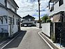 外観：北側道路　東から西方向