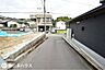 その他：【前面道路】南向きの前面道路幅は約4ｍです！団地内の道路で交通量の少ない静かな住環境です♪