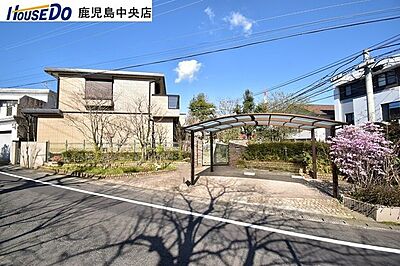 外観：南角地【敷地面積434.97m2(131.57坪)】駐車3台分！即日室内のご見学が可能です♪