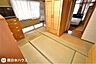 和室：【和室】6帖の和室です！ダイニングキッチンの先にあるお部屋です！2面窓で通風良好な室内です♪
