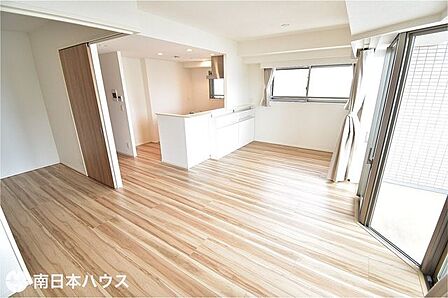 【リビング】16.7帖のリビングです!東南角部屋で2面に窓があり通風良好なお部屋です♪