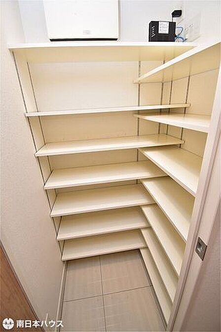 【シューズインクローゼット】可動棚が備わっている大容量の玄関収納です!
