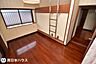 洋室：【RC造　2階洋室】出窓付きの3面採光のお部屋です！本棚付きロフトもあり子供部屋にも最適です♪