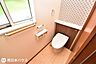 トイレ：【1階トイレ】温水洗浄便座機能付きのトイレです！収納棚付きでスッキリした印象のトイレです♪
