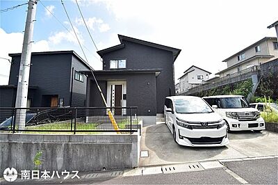 外観：西向き道路【敷地面積192.90m2(58.35坪)】駐車2台！所有者様が居住中です！