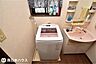 室内：【洗濯機置場】洗濯パン付き！湿気が溜まりやすい洗面所には小窓付きで自然換気が出来ます♪