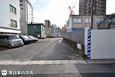 外観:北東向き道路【敷地面積275.53m2(83.34坪)】建築条件なし!間口約3.2mあり! 外観:北東向き道路【敷地面積275.53m2(83.34坪)】建築条件なし!間口約3.2mあり!