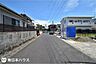 その他：【前面道路】北西向きの前面道路幅は約6ｍです！団地内の道路で交通量の少ない静かな住環境です♪