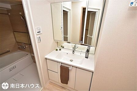 【洗面台】3面鏡の洗面台で収納豊富！チャイルドミラー付きで小さなお子様も使いやすい設計です♪