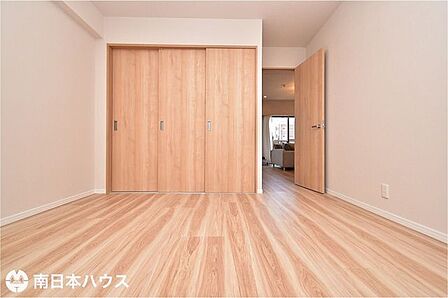 【洋室】7.2帖の洋室です！全居室収納完備！リビングから出入り可能なお部屋で寝室に最適♪