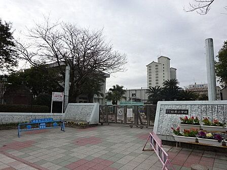 【鹿児島市立松原小学校】は、南林寺町に位置する1876年創立の小学校です。令和3年度の生徒数は250人で、14クラスあります。校訓は「考える　ねばる　仲よく」です。 480m