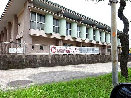 【鹿児島市立甲東中学校】は、樋之口町に位置する1947年創立の中学校です。令和3年度の生徒数は212人で、9クラスあります。校訓は「自主・友愛・鍛錬・勤労」です。 730m