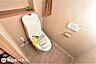 トイレ：【トイレ】温水洗浄便座機能付きのトイレです！上部には収納棚も付いています♪