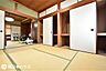 和室：【和室】1階の和室は3部屋が続き間になっています！6帖和室が3部屋で18帖の広々空間にもなります♪