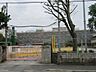 周辺：荒田小学校【鹿児島市立荒田小学校】は、荒田1丁目に位置する1978年創立の小学校です。令和3年度の生徒数は413人で、17クラスあります。 800m