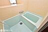 浴室：【浴室】綺麗に使用されている浴室です！小窓付きで自然換気もできます♪