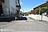 その他：【前面道路】南向きの前面道路幅は約5ｍです！団地内の道路で交通量が少なく静かな住環境です♪