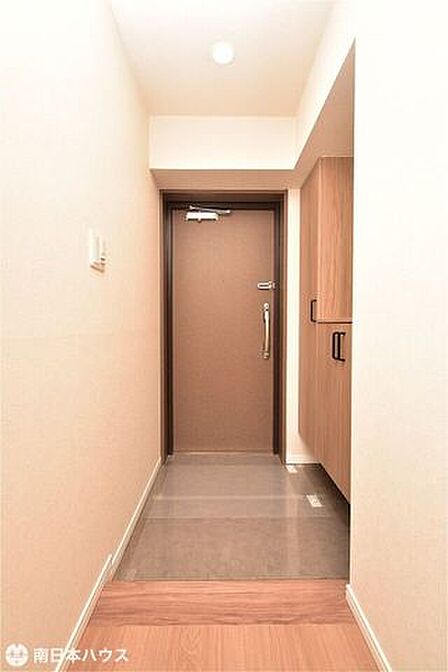 【玄関】シューズボックス付の玄関！玄関扉はダブルロック、ディンプルキーで防犯性も高い扉です♪
