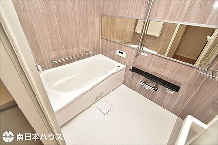 【浴室】浴室暖房乾燥機付きです！洗い場が広く使い勝手もよさそうです♪