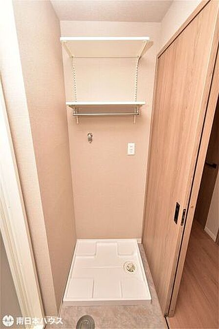 【洗濯機置き場】洗濯パン付きで水漏れの際に被害を軽減できます♪上部には可動棚を設置済み！