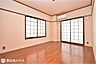 洋室：【洋室】北西向きのバルコニーに面した6帖の洋室です！角部屋で2面に窓があります♪
