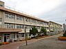 周辺：【鹿児島市立八幡小学校】は、下荒田3丁目に位置する1876年創立の小学校です。令和3年度の生徒数は632人で、26クラスあります。校訓は「考える　がんばる　助け合う」です。 1800m