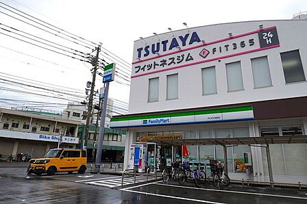 【ファミリーマートPLACE城西店】は、鹿児島市城西3-8-1に位置する花岡通り近くのコンビニエンスストアです。駐車場有、店内には鹿児島銀行のATMがあります。 330m