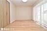 洋室：【洋室】5.9帖の洋室です！南向きのバルコニーに面した明るいお部屋でリビングに接しています♪