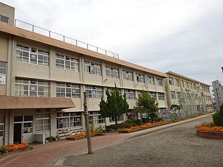 八幡小学校【鹿児島市立八幡小学校】は、下荒田3丁目に位置する1876年創立の小学校です。令和3年度の生徒数は632人で、26クラスあります。校訓は「考える がんばる 助け合う」です。 680m