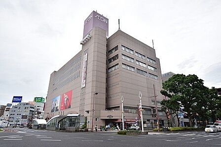 【イオン鹿児島中央店】平成11年6月に開業した複合ビルにイオン鹿児島中央店があります。営業時間 地下食料品売場・1階日用品売場 8:00~22:00衣料品売場 9:00~21:00 260m