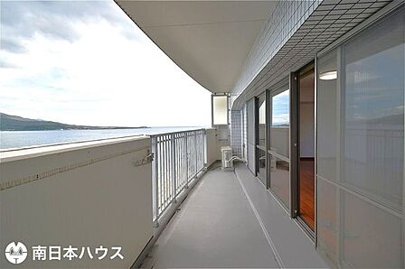 【バルコニー】東向きのバルコニーです！幅広で目の前には建物がなく開放的な眺めを楽しめます♪