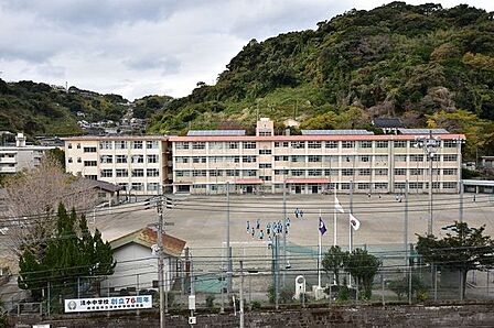 【鹿児島市立清水中学校】は、稲荷町に位置する1947年創立の中学校です。令和3年度の生徒数は358人で、12クラスあります。校訓は「理想・根気・敬愛」です。 1420m