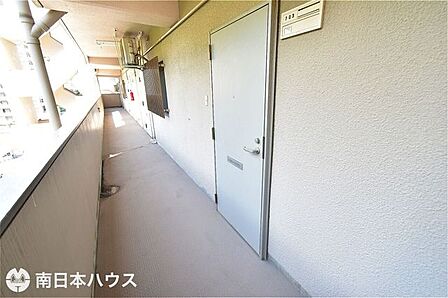 【玄関前廊下】