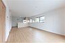 リビング/ダイニング：【リビング同型写真】18帖のリビングです！※床、建具の色に関しては異なる場合があります