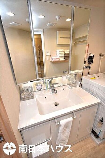【洗面台】3面鏡の洗面台で収納豊富!きれいに使用されています♪