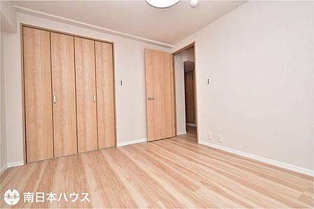 【洋室】5.5帖の洋室です!全居室収納を完備した間取りです♪※令和7年11月 撮影
