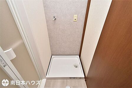 【洗濯機置き場】洗濯パン付きです！もしもの水漏れの際にも被害を軽減します♪