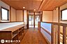 室内：【2階廊下】吹き抜けのある2階廊下！収納棚やコンセント付きの作業台もあり廊下でも仕事や勉強ができます♪