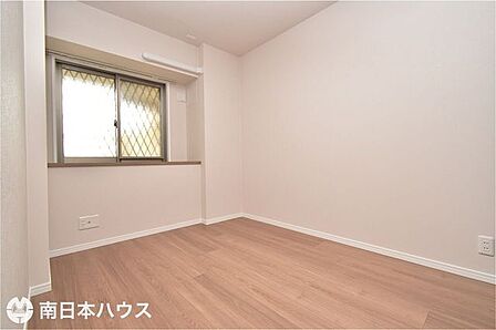 【洋室】5.2帖の洋室です!室内の全クロス、床のリフォーム済み!建具などの扉も新調してあります♪