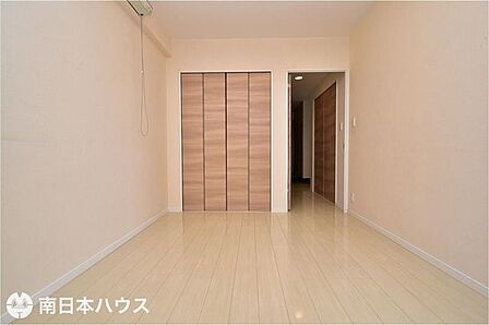 【洋室】南向きの6帖洋室には室内物干し機付きです!全居室収納とバルコニー付きの間取りです♪