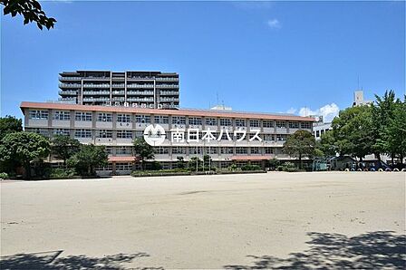 【鹿児島市立中洲小学校】は、上之園町に位置する1871年創立の小学校です。令和3年度の生徒数は377人で、17クラスあります。校訓は「なかよく かしこく すこやかに」です。 400m
