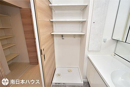 【洗濯機置き場】洗濯パン付き!上部には可動棚がありタオル置き場や洗剤置き場などに最適です♪