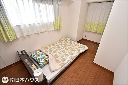 【洋室】5.3帖の洋室です!北西角にあるお部屋で2面に窓があり通風良好な室内です♪