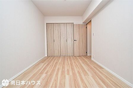 【洋室】5.1帖の洋室です!南向きの窓に面した明るい室内です♪全居室収納あり!