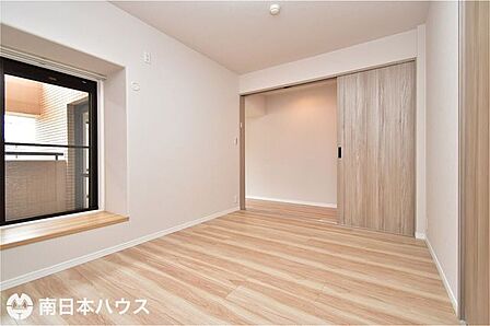 【洋室】6.4帖の洋室です!リビングからの出入りになるお部屋です!南向きの窓は出窓です♪