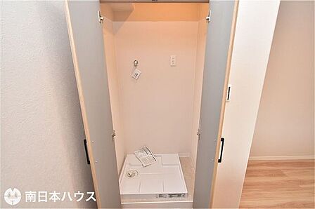 【洗濯機置き場】扉付きの洗濯機置き場です!洗濯パン付きでもしもの水漏れ時に被害を抑えられます♪