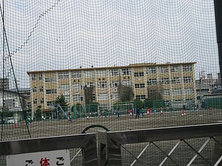 【鹿児島市立甲南中学校】高麗町に位置する1947年創立の中学校です。令和3年度の生徒数は379人で、13クラスあります。校訓は「自主・共同・創造」です。 480m