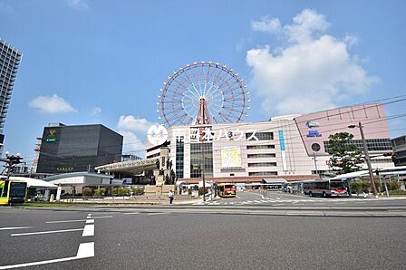 【JR/鹿児島中央駅】鹿児島中央駅は鹿児島市中央町にあるJR九州の駅です。市内のバス等の発着所となっているほか、路面電車の停留所もあり、鹿児島観光の拠点となっています。 630m